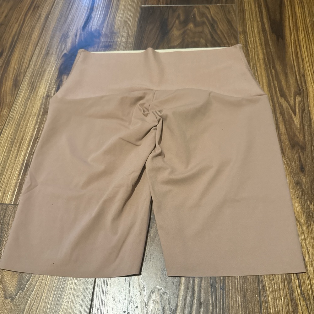 Stay-In-Place Seamless Shapewear Shorts - Picture 2 of 5